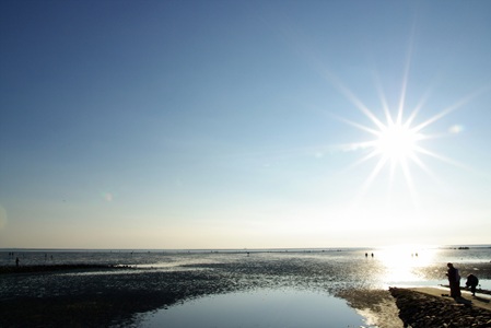 Strand bei Ebbe und Sonne