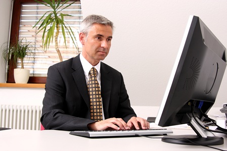 Man vor Computer