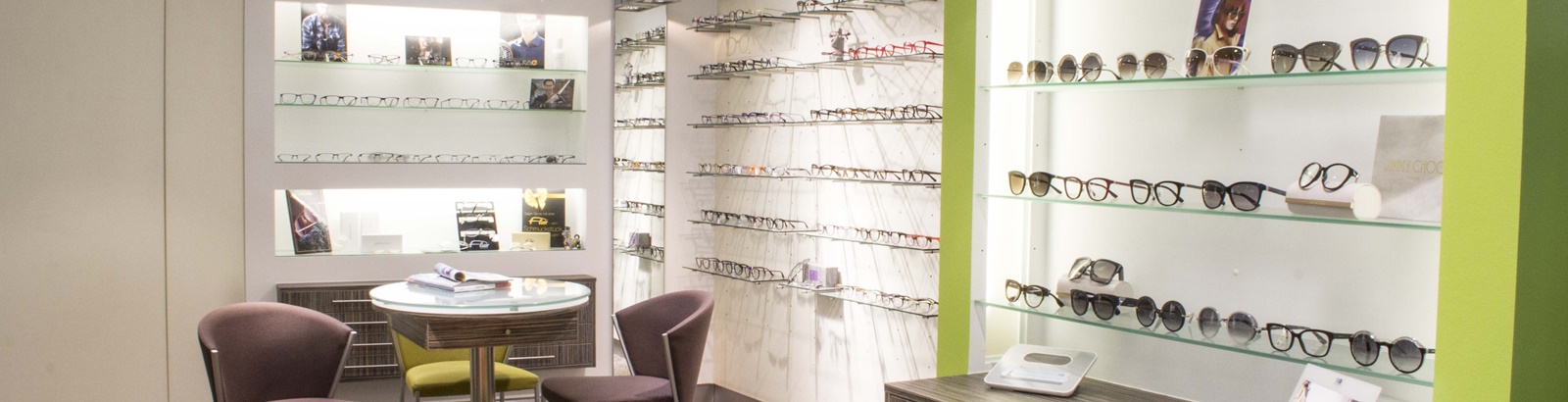 Foto mit teilaufnahme des Geschäftes von drinnen.