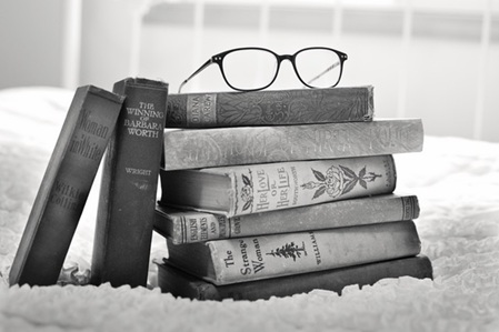 Brille auf Bücherstapel